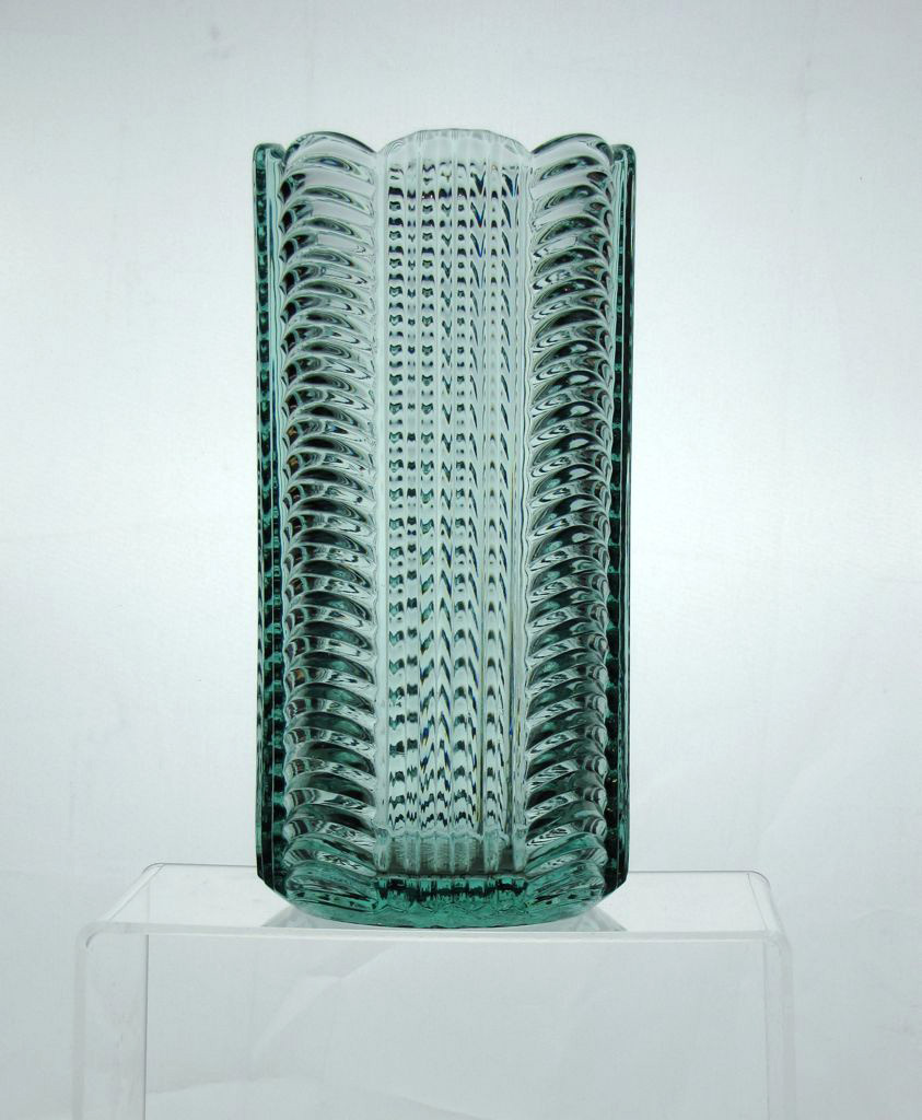 Heisey #1469 Ridgeleigh Vase, Zircon, 1936-1939