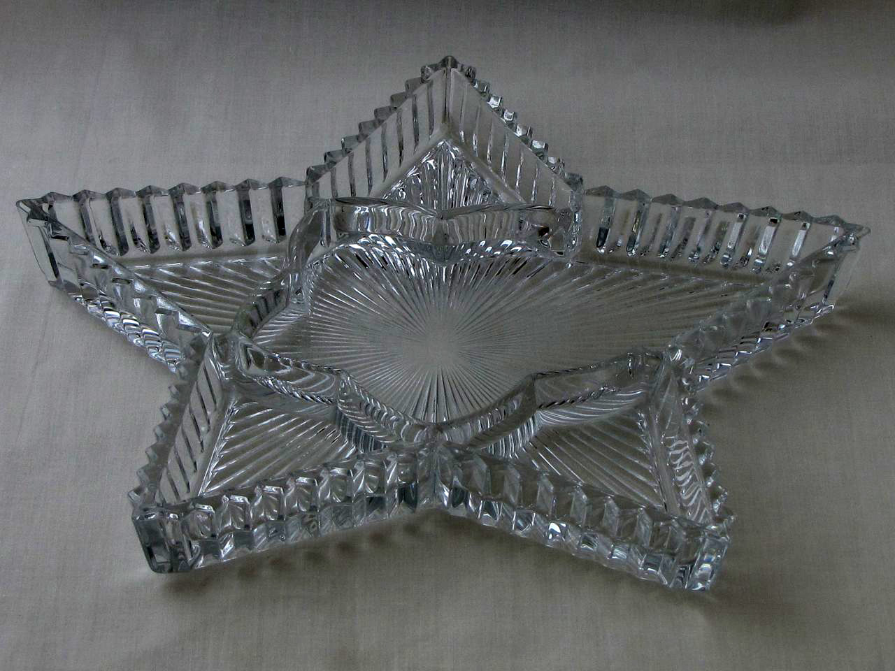 Heisey #1469 Ridgeleigh 10 in Star Relish, crystal, 1935-1944